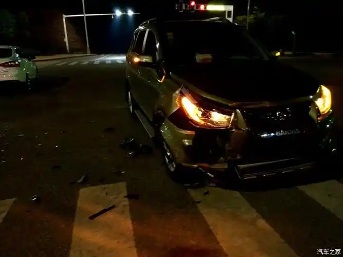 晚上八点二十八分车祸