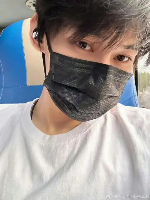 张真源歪头对镜自拍