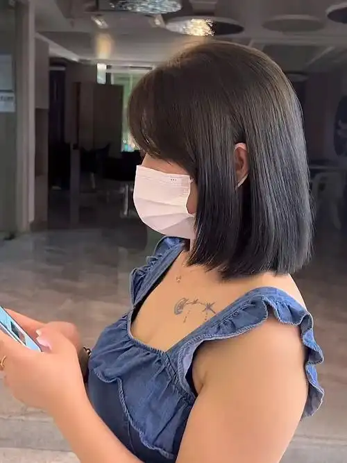 灰色,换上这款发色让黄皮的你变得白皙,同时这种发色也不需要漂,短发