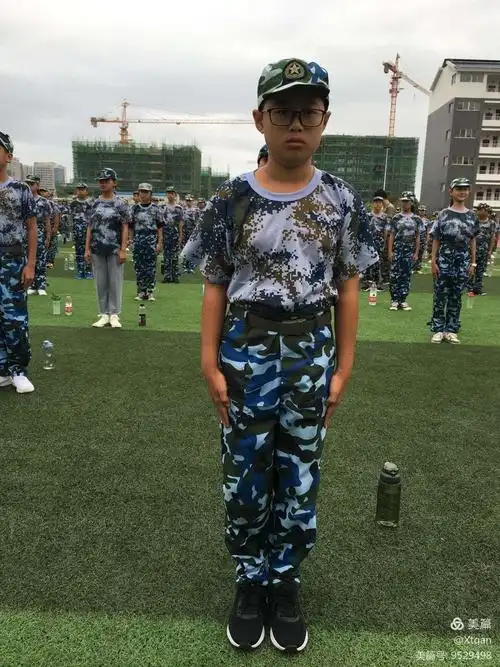 戴眼镜的帅小伙