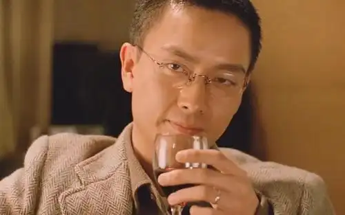 看了《拆弹专家2》被谢君豪帅到,这眼神杀谁顶得住?