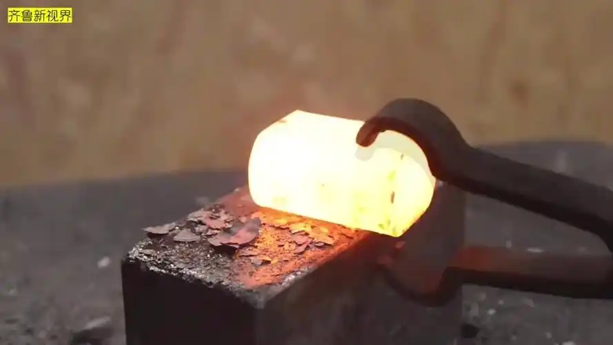 这才是真正的锻造高手烧红的铁块敲敲打打就成了件艺术品