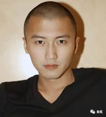 圆寸是头顶整体圆,两侧推上去 虽然目前娱乐圈中,有过寸头造型的男