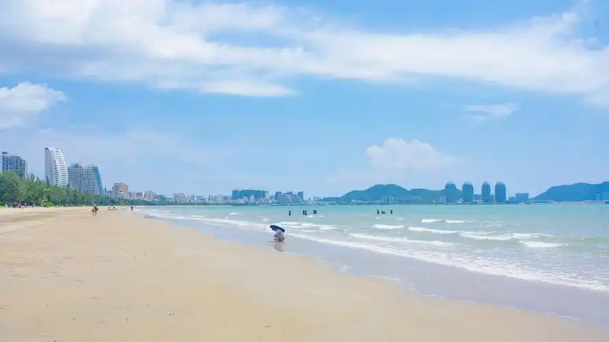海南小众沙滩,海水清澈见底,现成三亚旅游必打卡景点,不收门票