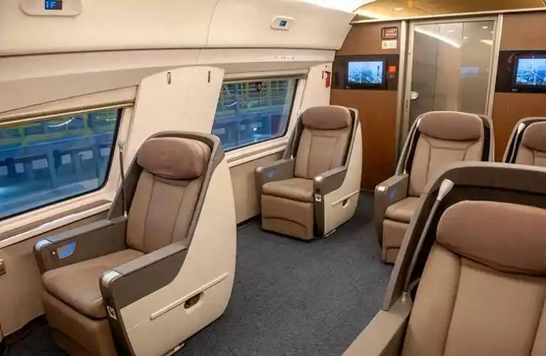 女子买高铁二等座嫌冷大闹要毛毯,"我有癌症,不给就投诉"_乘客_温度