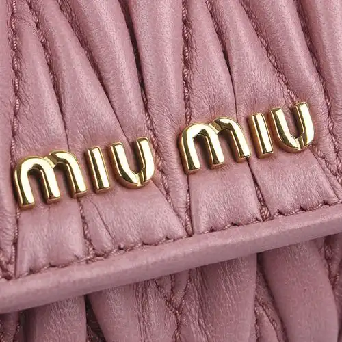 miumiu/缪缪 女士粉色羊皮褶皱短款钱包钱夹 5mh015 n88 f0028