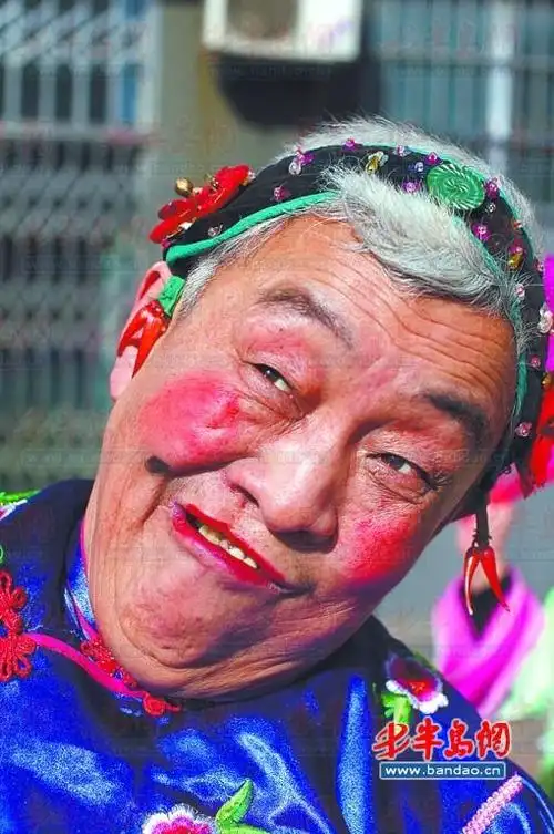 老大爷爱跳秧歌扮演媒婆 "丑样儿"百出(组图)