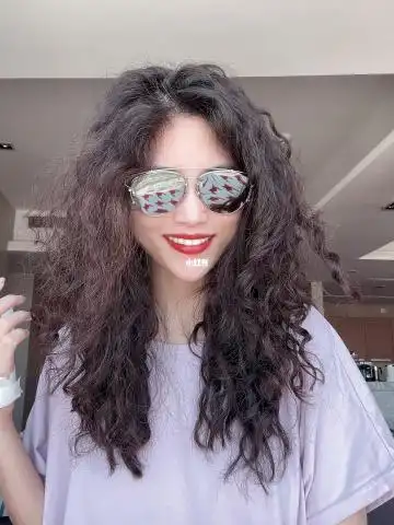 女生爆炸头黑人烫