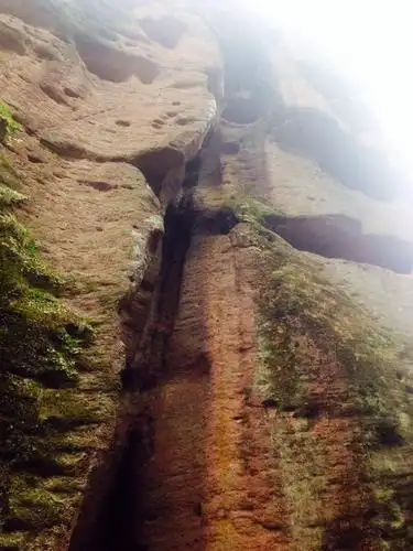 岩从上至下居然有着老年中年少女三个版本 而且绝对惟妙惟肖 龙虎山