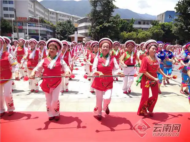 千人白族霸王鞭舞好热闹全国中老年春晚大理报名1600多人