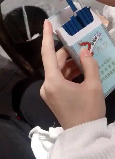 女孩子要知道利群烟劲最大,中华烟劲最小,芙蓉王最好抽,炫赫门最甜