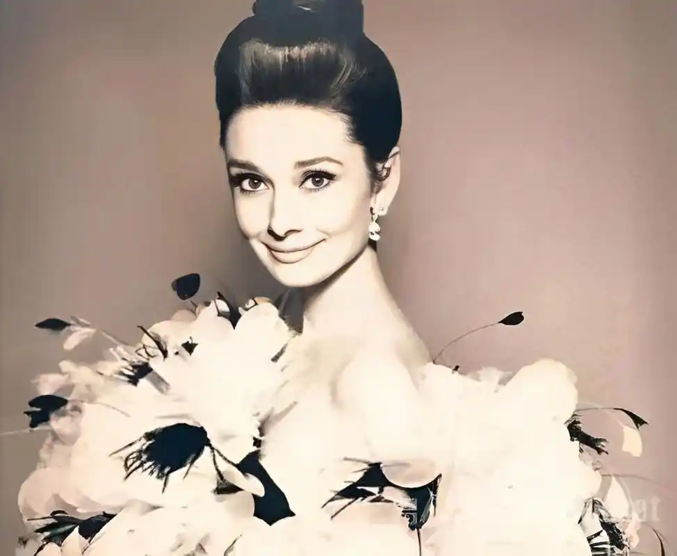 "人间天使"奥黛丽赫本真不愧是优雅的代名词.