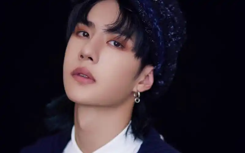 王一博彩色拼接外套,眼神中透露出不羁放纵,侧脸展现出完美下颌线