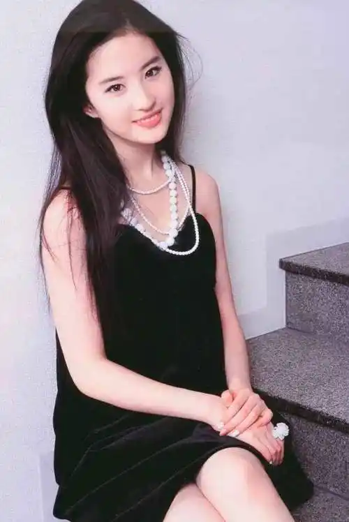 "家族最丑"刘亦菲,全家都不是普通人,古墓派生活照进了现实_工作_妈妈