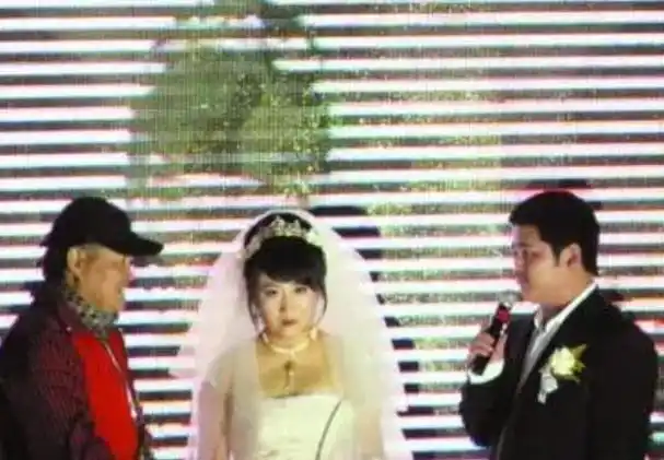 葛淑珍和前夫赵本山,一脸不理解的看着女儿