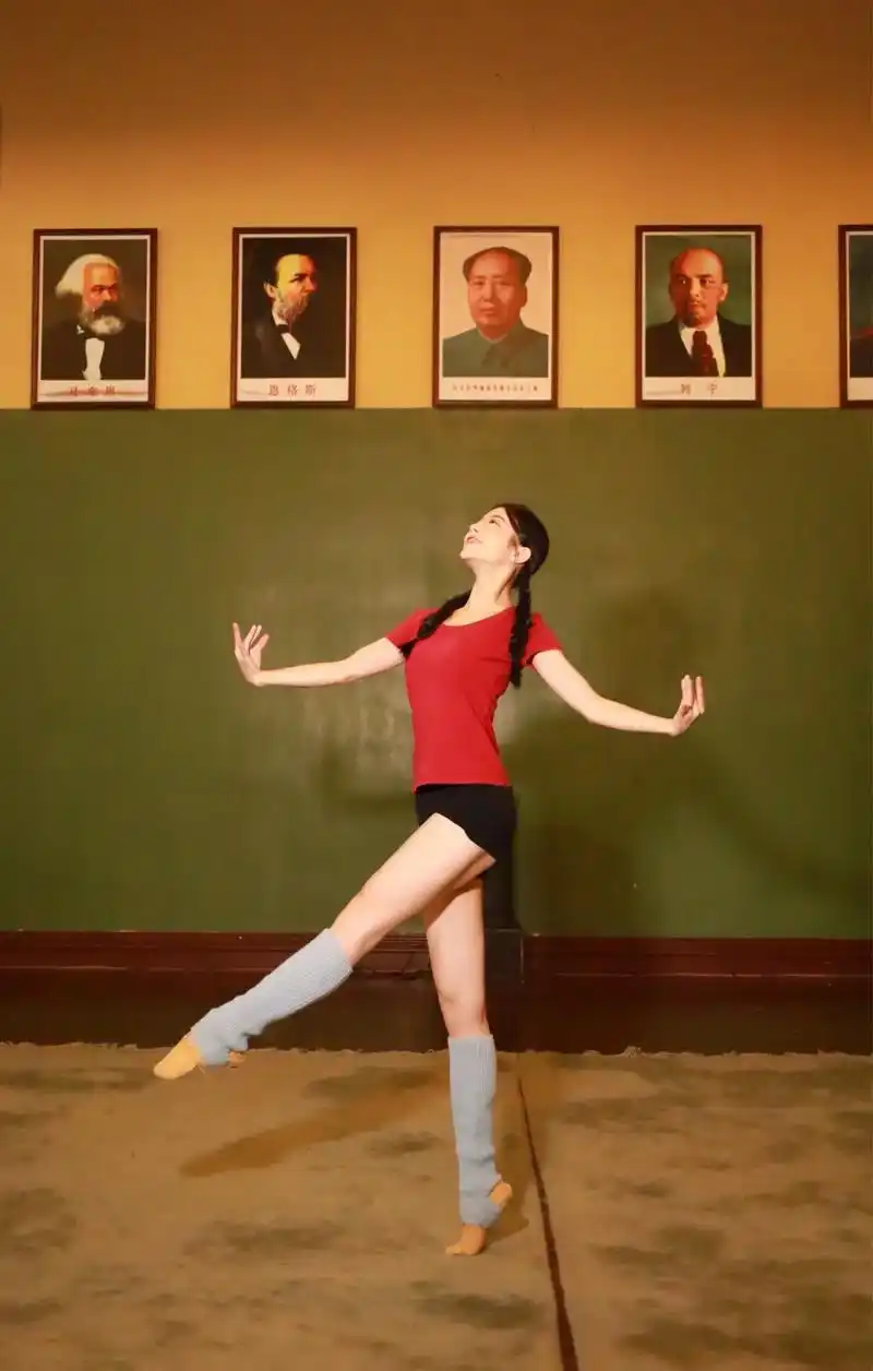 回到过去的时光跳支舞.#芳华 #舞蹈写真 #芳华舞蹈 #冯小 - 抖音