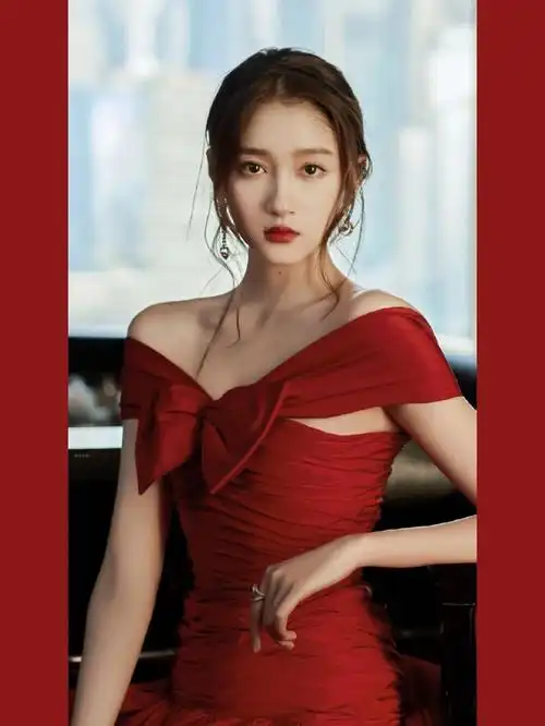 关晓彤晒新年造型一袭红色露肩礼服裙尽显貌美肤白好气质