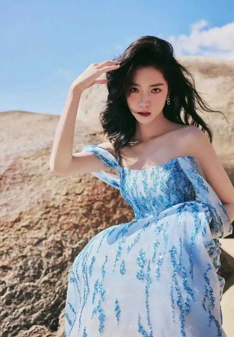 庄达菲海边浪漫写真!蓝色纱裙美丽灵动,治愈笑容温柔甜美.