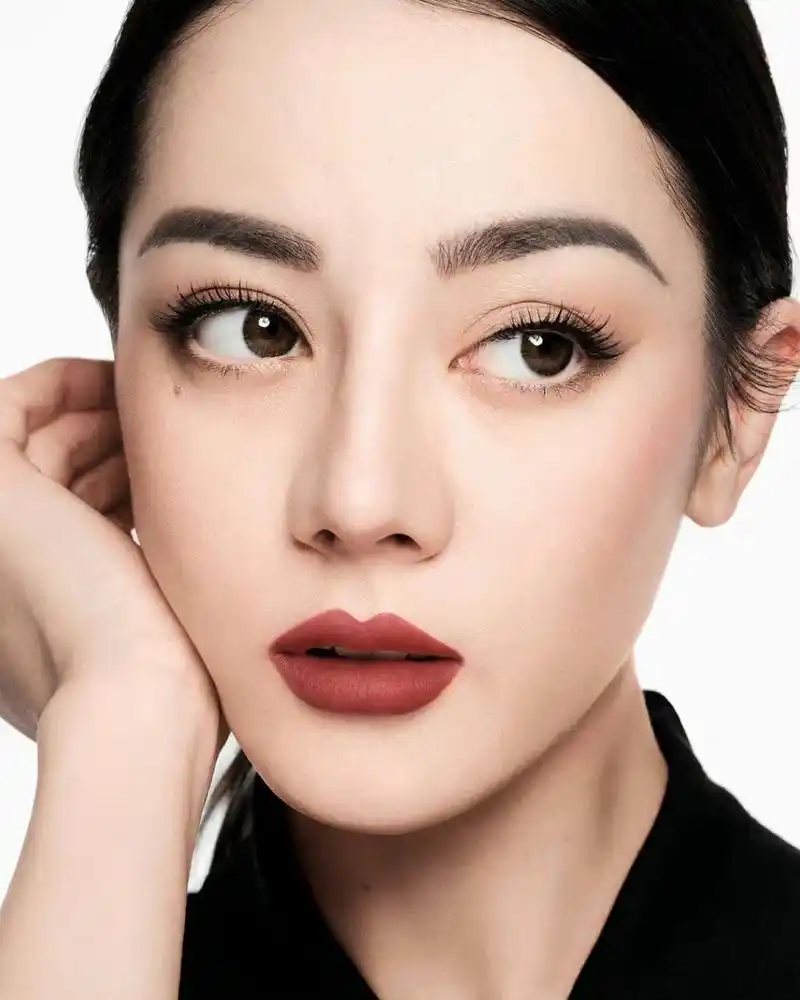 赵丽颖和迪丽热巴今年代言的口红宣传照,大家觉得哪个更好看?