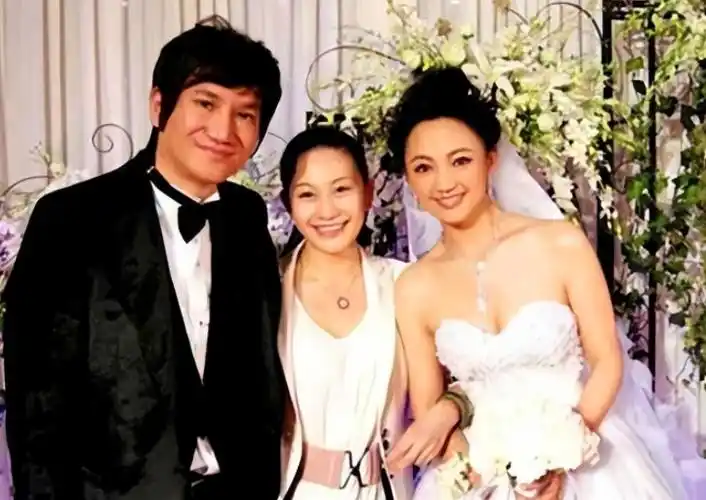 回顾罗海琼37岁嫁给华谊总裁婚后连生两女今一家四口乐融融