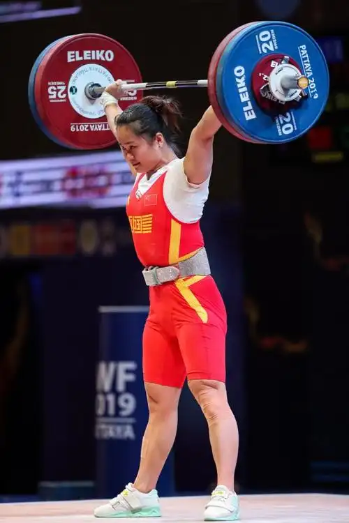 举重——世锦赛女子64公斤级:中国选手邓薇夺金(2)