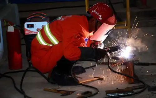 工作要求也很高,焊工需要很长时间的工龄才能参加大型焊接,同时电气焊