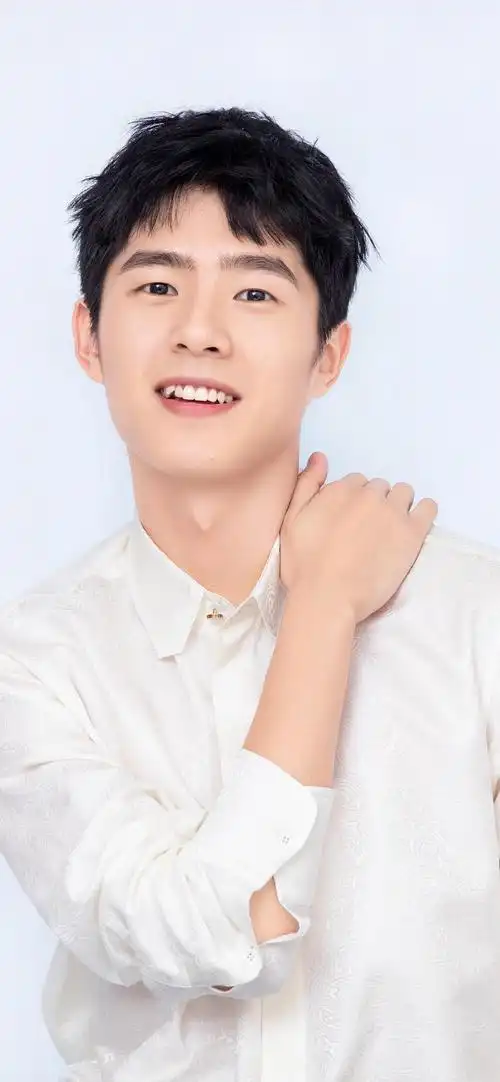 在光影的交错中,刘昊然以一张张壁纸的形式,定格了时间的温柔.