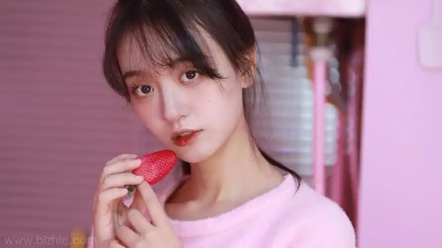 粉色甜美的小姐姐高清壁纸图片