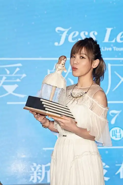 李佳薇3月18日即将展开首度巡演,蔡依林惊喜送上"天后阶梯翻糖蛋糕"