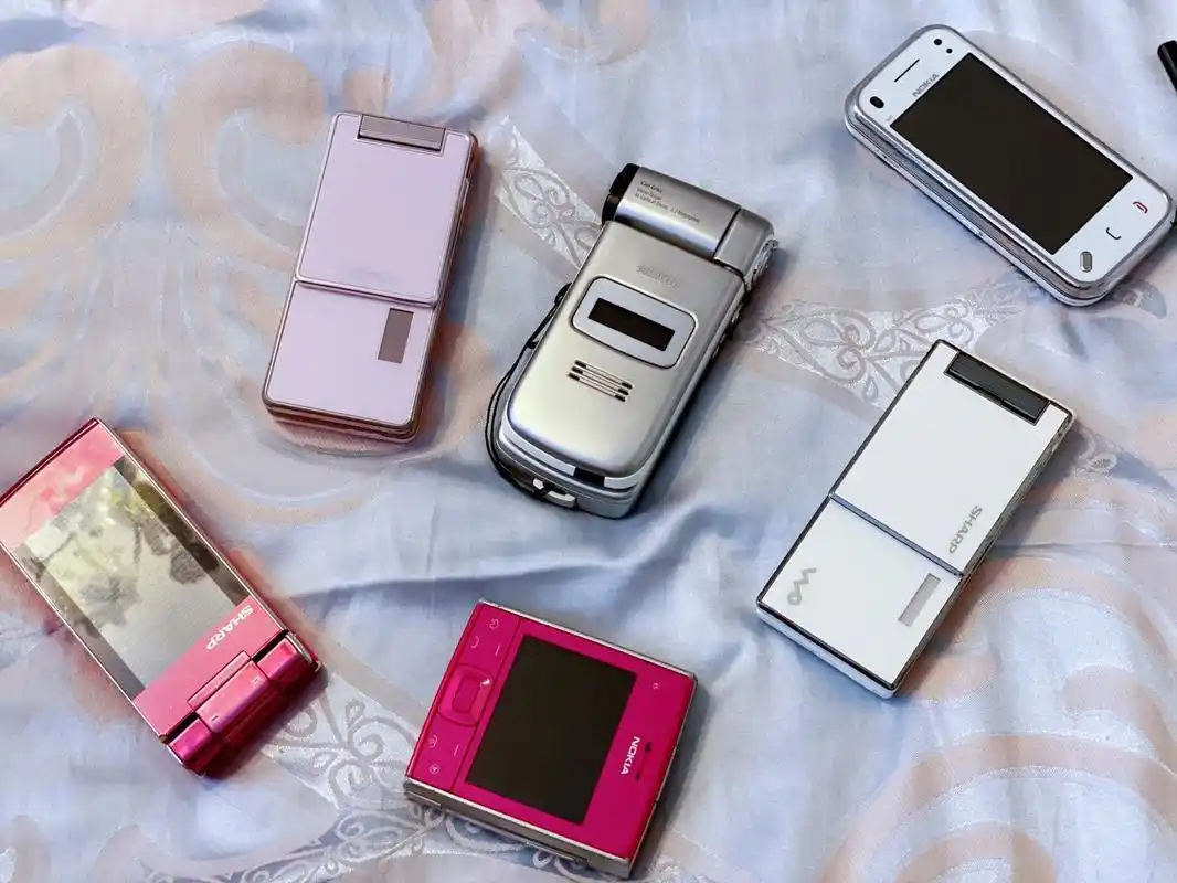 旧手机,90后的回忆 小的时候是手机控,看见漂亮手机就想买.翻到了以前