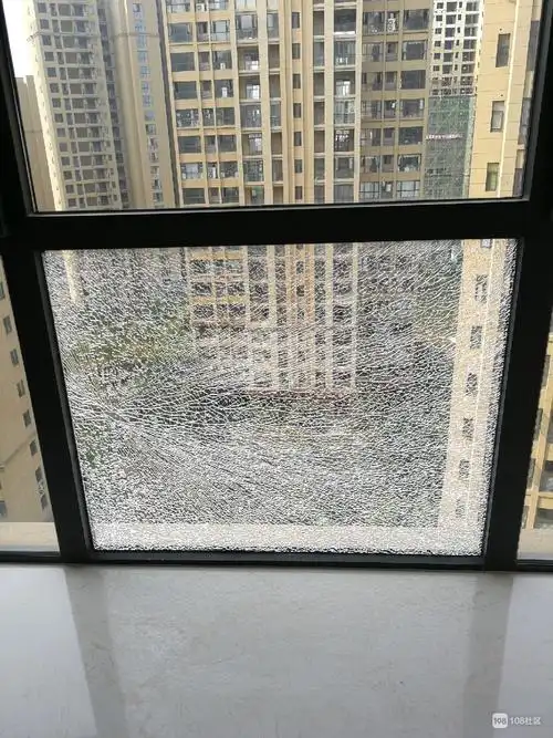 我家卧室的钢化玻璃突然爆裂!物业竟说交房了是业主自己的事