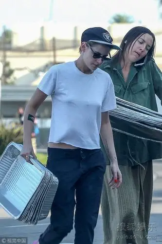 暮光女真空出街秀身材 搬食物送收容所献爱心