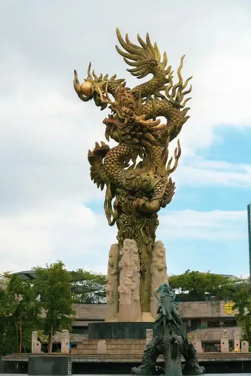 深圳龙岗万科里旁,隐藏着一个巨型龙雕,这个广场有特色