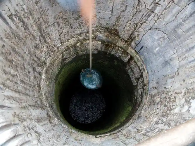 九米的水井,打一桶水两手要交替十几次才能把水提上来.