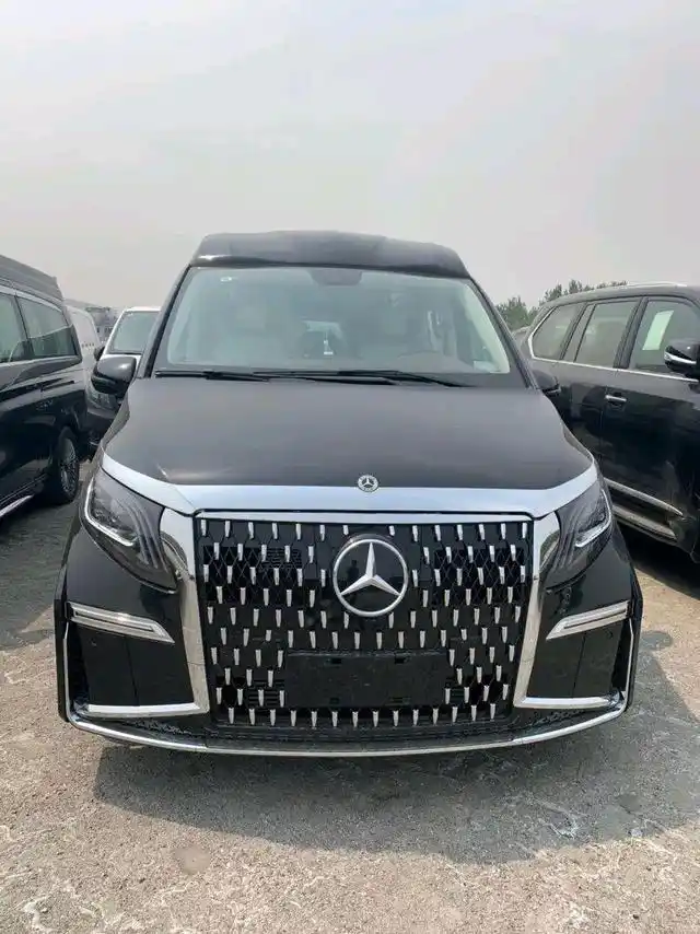 导读:奔驰版"埃尔法"来了,豪华感爆棚,2.0t 9at 矩阵星空格栅,霸气