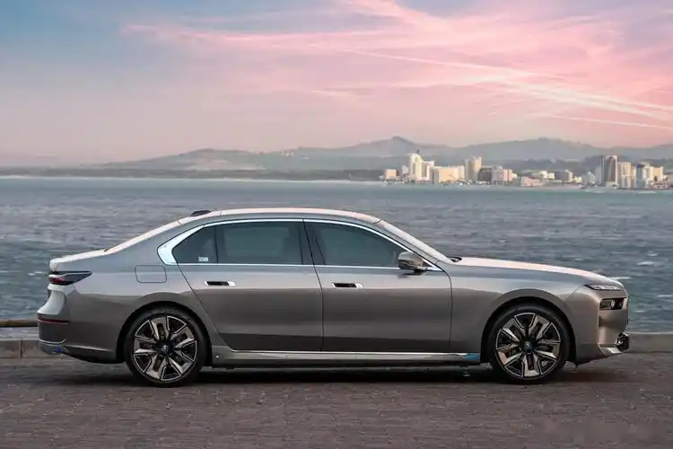 看了看不同颜色之后发现这个香槟色的宝马7挺好看的,这一代车其实最