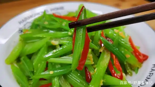 材料:芹菜,红椒 辅料:红辣椒,大蒜 调料:食盐,香油,白糖,凉拌汁 做法