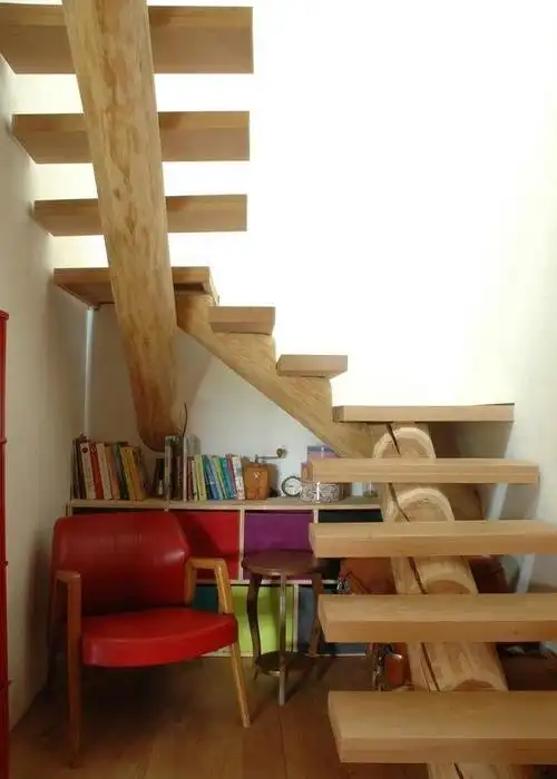 又发现了一个楼梯新样式,搬根木头回家,锯成3节固定墙上很省钱