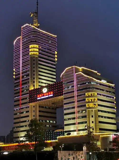 湖南卫视这些年真是红火,如这夜晚的大楼,灯火通明.