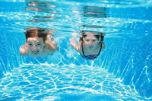 孩子们在水下,快乐积极的女孩玩水,孩子们健身和运动活跃家庭度假的