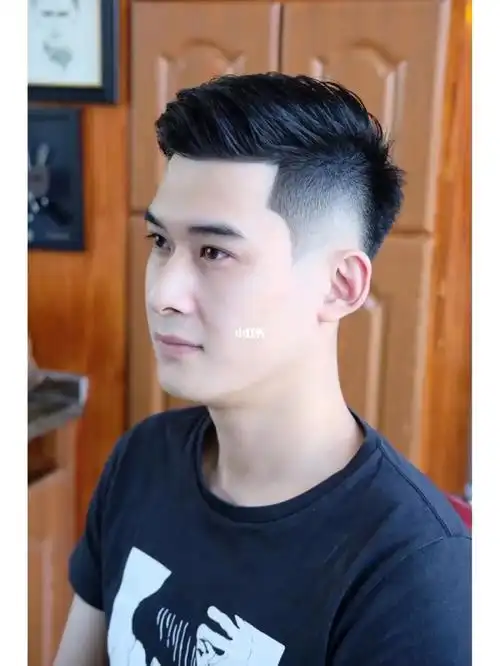 今日发型分享发型:侧背发型发质:粗硬发质长度:6-10cm脸型:瓜子 ,方脸