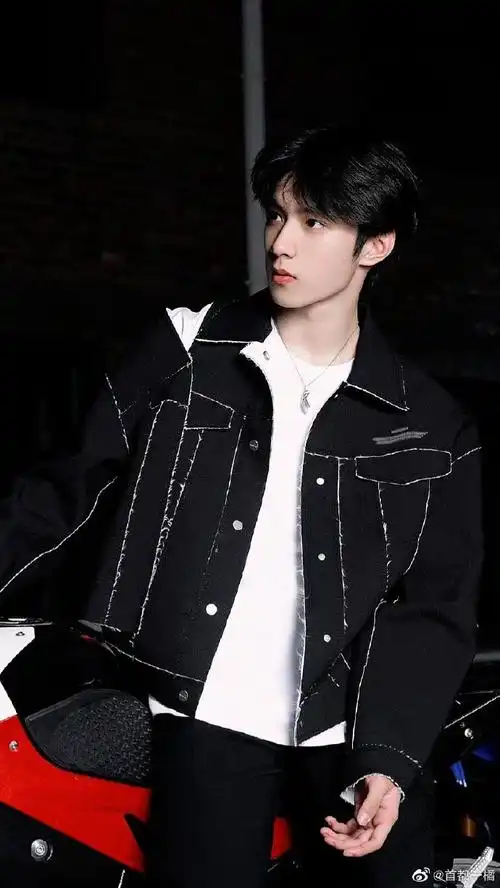 刘耀文摩托车#我趣,机车男高刘耀文帅得太超过了吧!