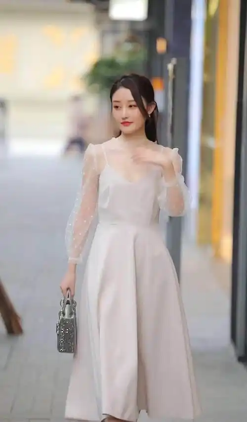 表妹的"假两件"绝了,吊带薄纱若隐若现,展现神仙姐姐般艳丽_时尚_穿着