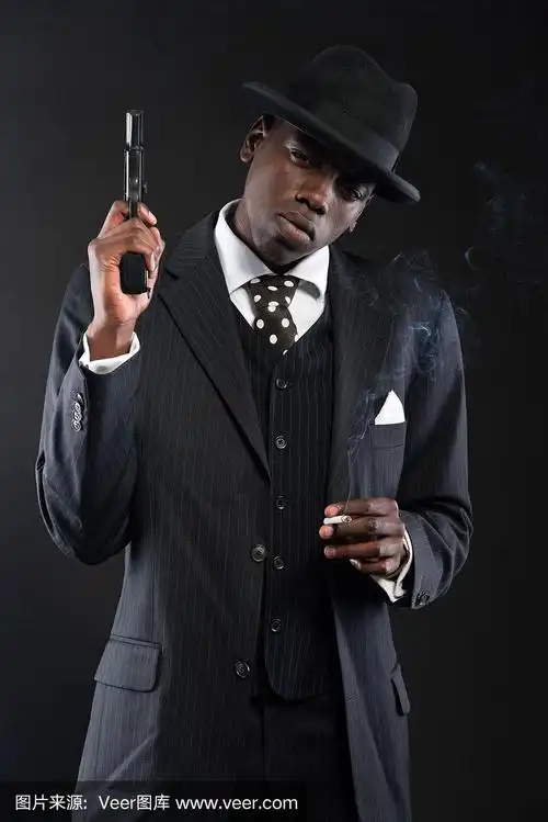 复古的非裔美国黑手党穿着条纹西装打着领带.