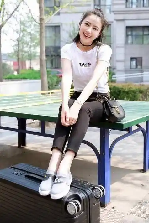 高圆圆逛菜市场照片,43岁白美靓丽似小姑娘,难怪赵又廷拿她当宝_白色