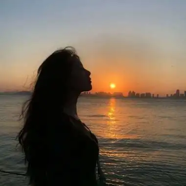 高清唯美背景为夕阳的女生头像图片