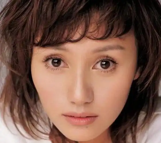 让周润发接不住戏,让韩寒惊喜连连,袁泉是不可多得的存在