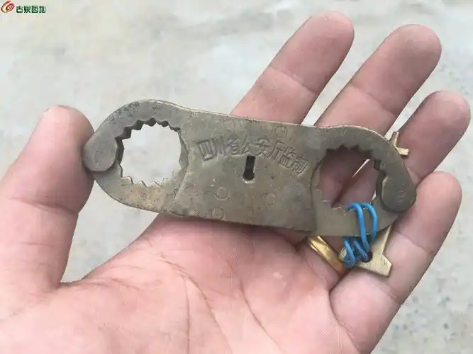 带字的铜拇指铐