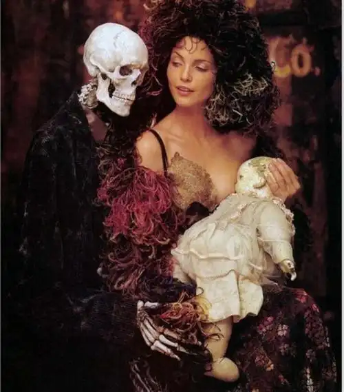 一组特别的照片:骷髅丈夫与妻子的爱情,感人泪下