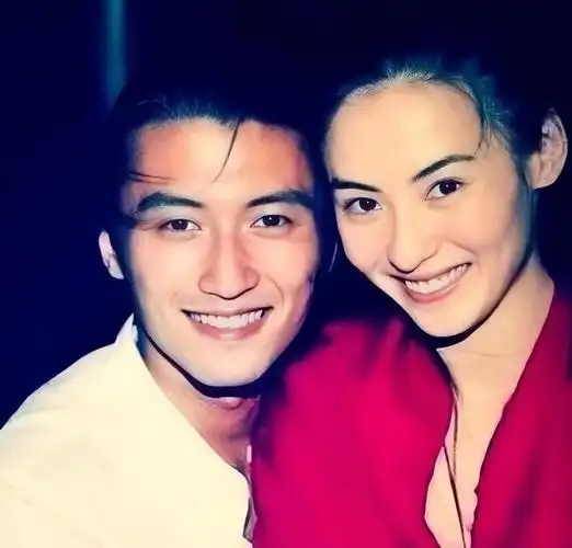 王菲和谢霆锋于2023年3月11日手牵手现身机场.